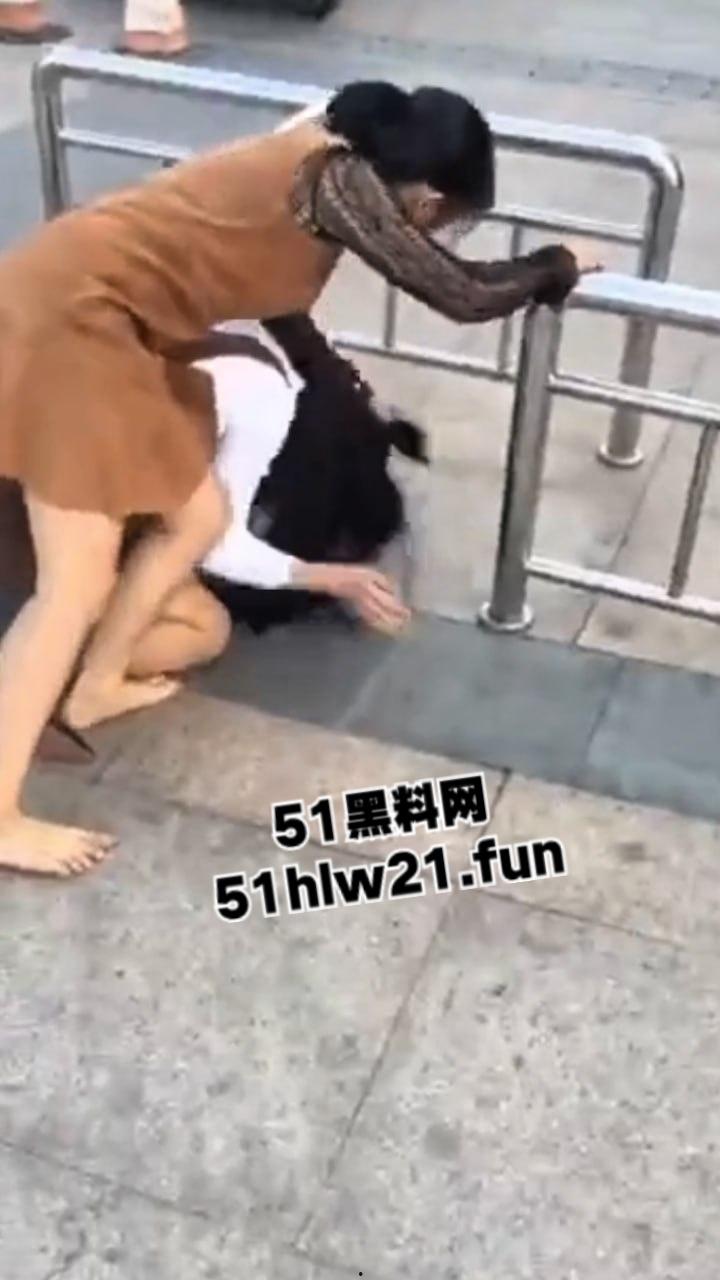 广西少妇爆锤小三现场,死命抓住小三头发脚踢,小三身材的确比原配更丰韵难怪老公会出轨呢。-2