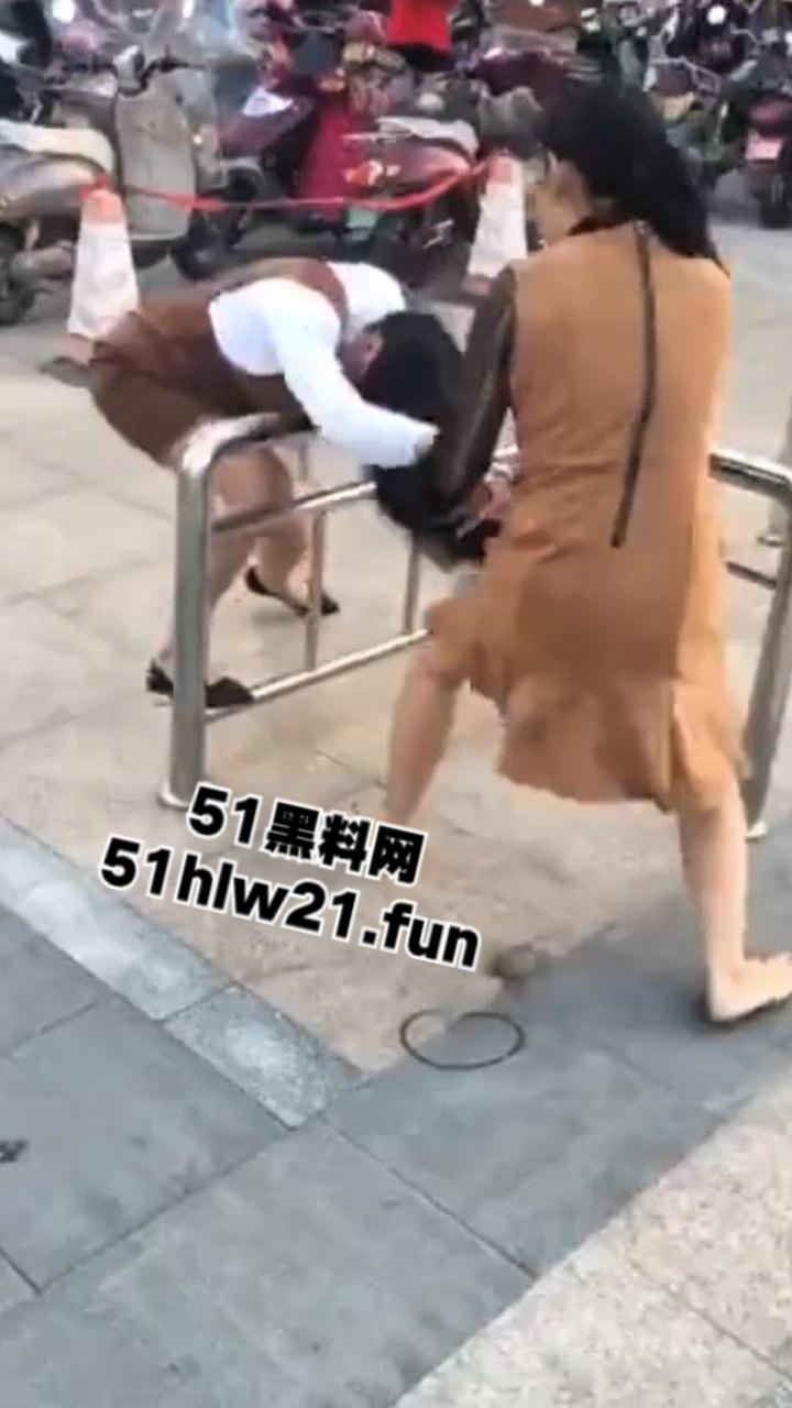 广西少妇爆锤小三现场,死命抓住小三头发脚踢,小三身材的确比原配更丰韵难怪老公会出轨呢。-6