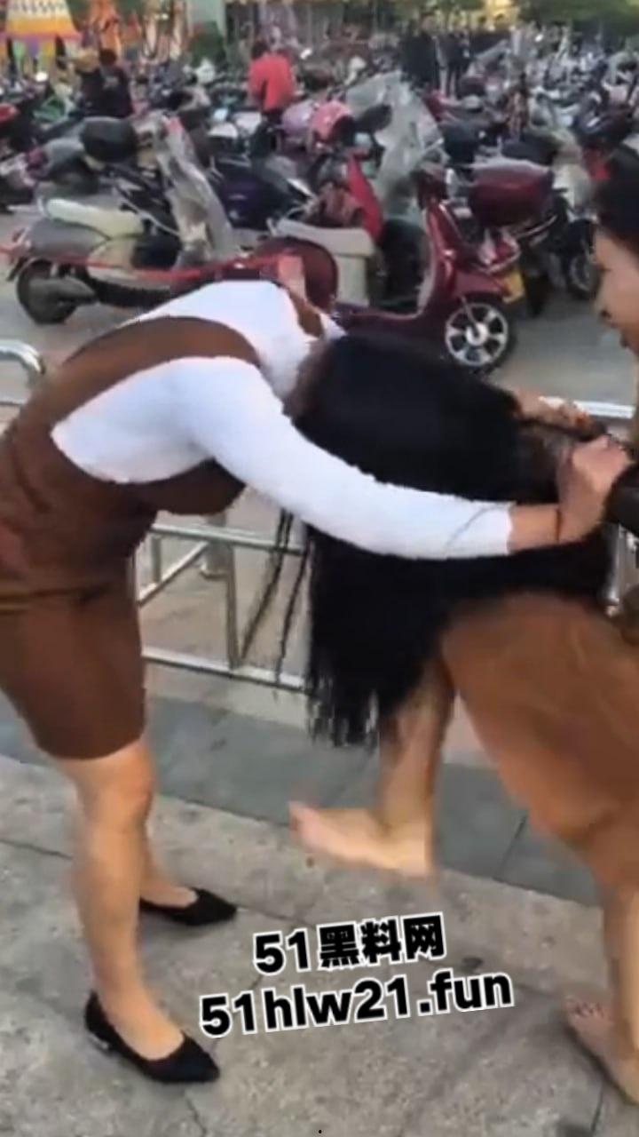 广西少妇爆锤小三现场,死命抓住小三头发脚踢,小三身材的确比原配更丰韵难怪老公会出轨呢。-7