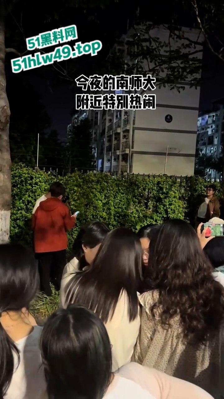 江苏泰州纯爱小哥千里寻爱,得知被女友戴多顶绿帽,人财两失当街破防楼下大骂婊子。-4