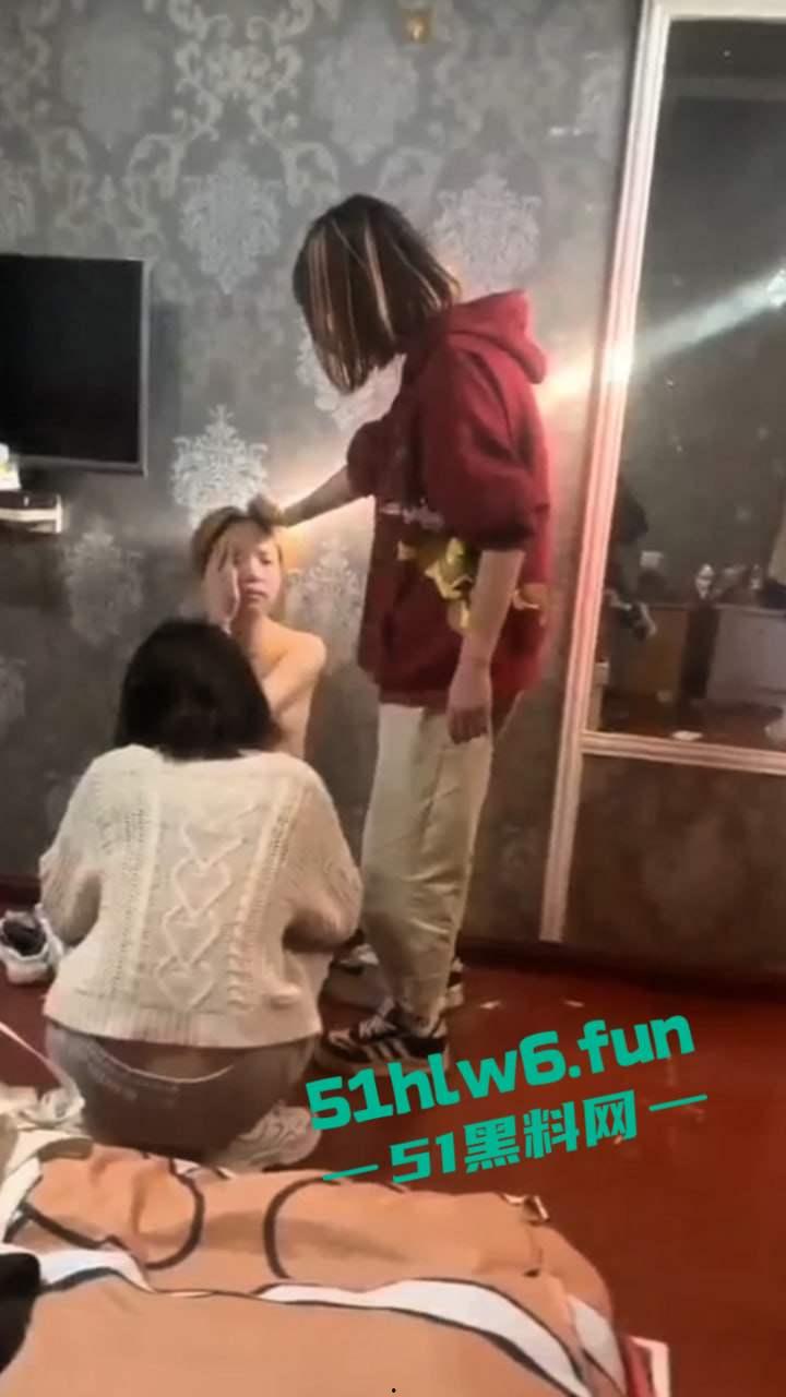 黄毛大奶精神小妹遭社会人霸凌,屋内扒光后酒瓶玩穴各种凌虐小妹,目前几个姐妹已经被逮捕-3