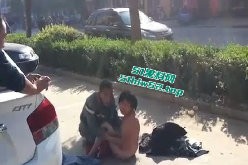 大爷大妈马路边激情做爱现场,围观群众怼脸拍摄,吓的大爷连忙起身提裤子,大妈全裸状态还一脸懵逼!-2