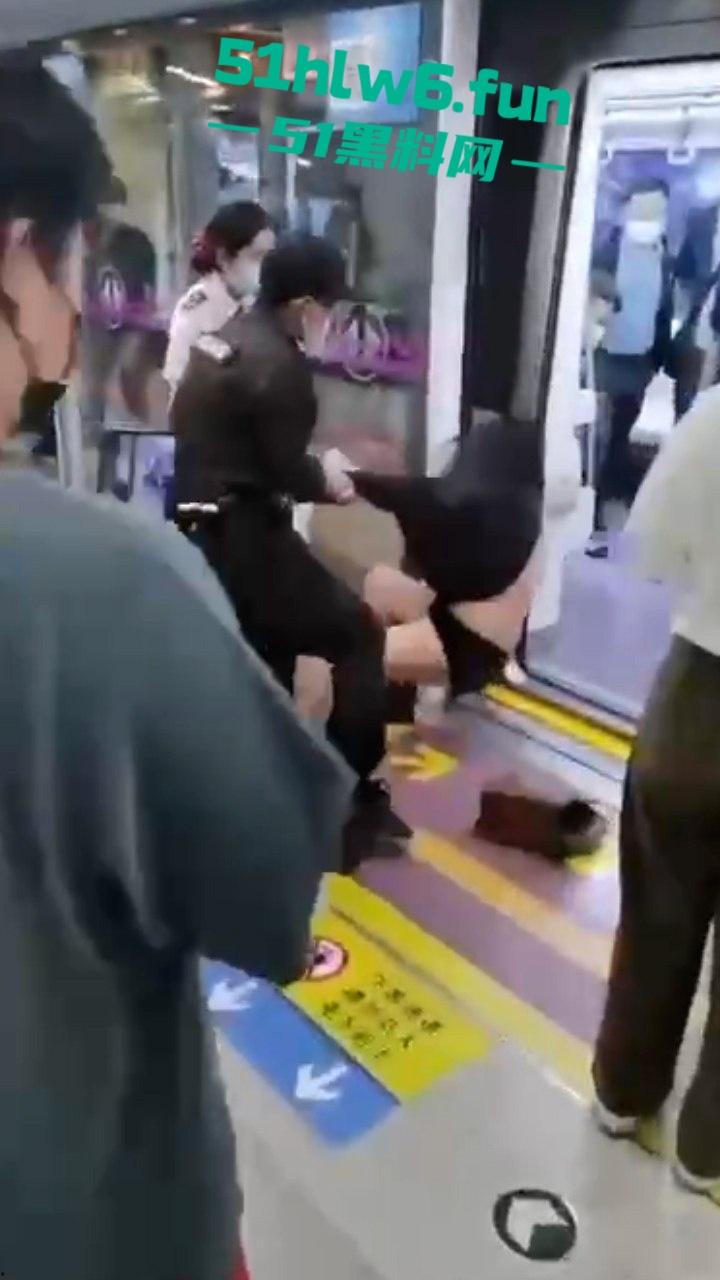 老瓜新吃!西安地铁保安拖拽女乘客事件持续发酵三大疑问待解,近日再度冲上热搜。-3
