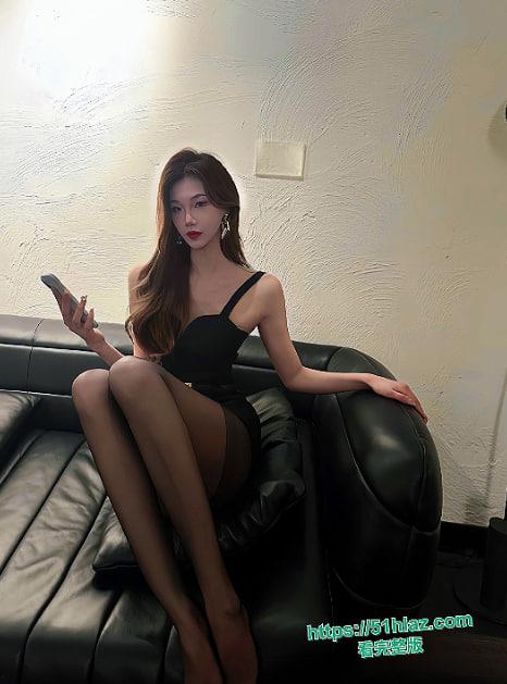 武汉小杨哥最新女主小爱合集流出 颜值爆表身材炸裂 从大胆露出到骑乘激情 再到KTV车震口活 场景花样百出-5