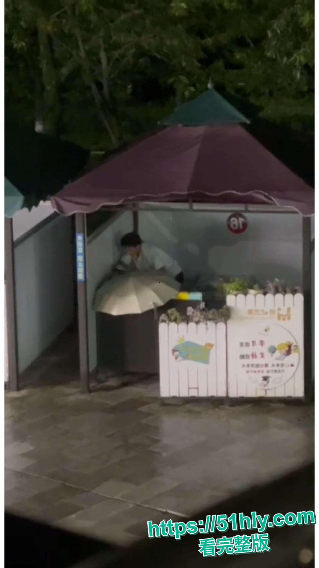 云南昆明城市学院的校园内 一对小情侣为寻求刺激多次当众口交做爱 不同时间不同姿势玩的真野!-10