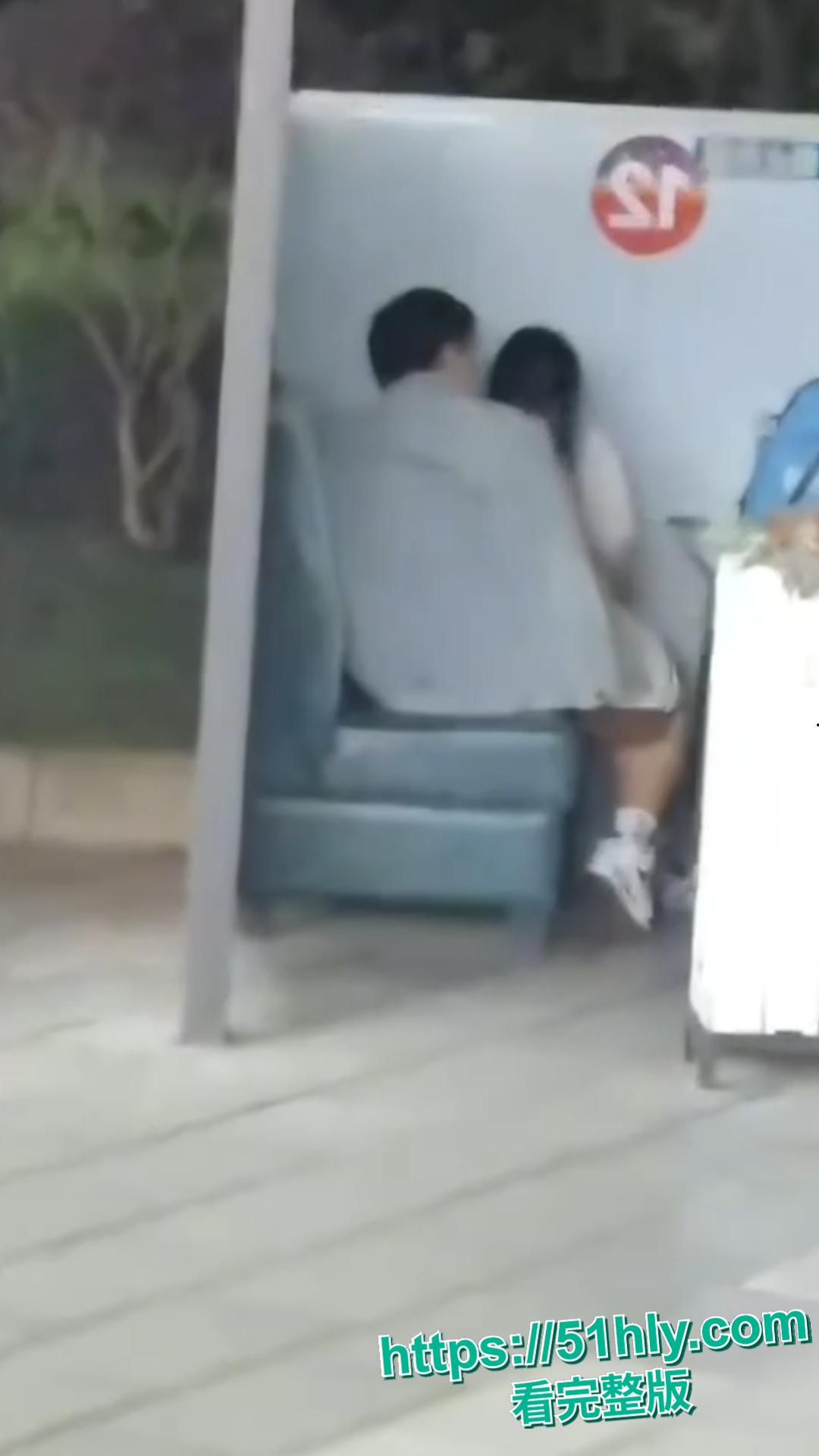 云南昆明城市学院的校园内 一对小情侣为寻求刺激多次当众口交做爱 不同时间不同姿势玩的真野!-11