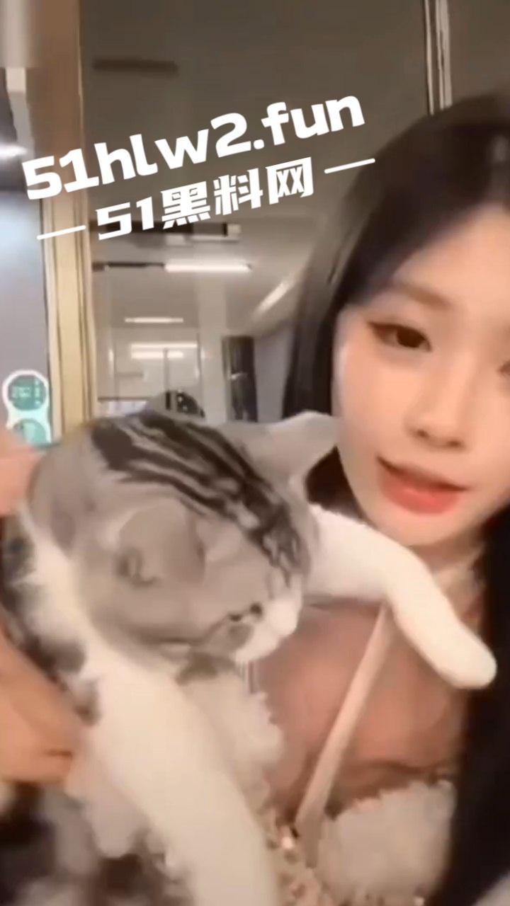 376W粉丝网红【陈佳琪】绝美颜值极品尤物,肌肤白嫩身材一流奶大臀翘腿长逆天直播间抱猫结果惨遭露点。-5