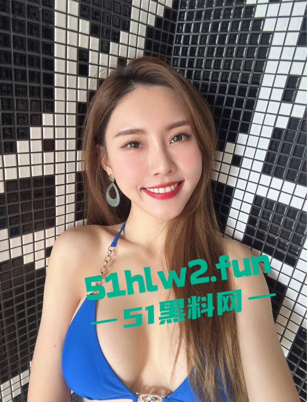 台北老模【Queenie】逆风翻盘，从假奶到写真平台，风衣吊带袜开腿高铁露底，老公心大送妻给全网撸到血尿！-2