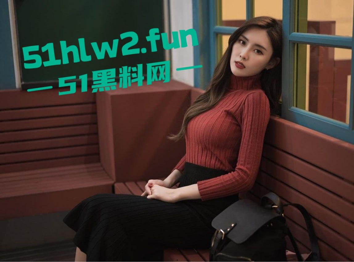 台北老模【Queenie】逆风翻盘，从假奶到写真平台，风衣吊带袜开腿高铁露底，老公心大送妻给全网撸到血尿！-7