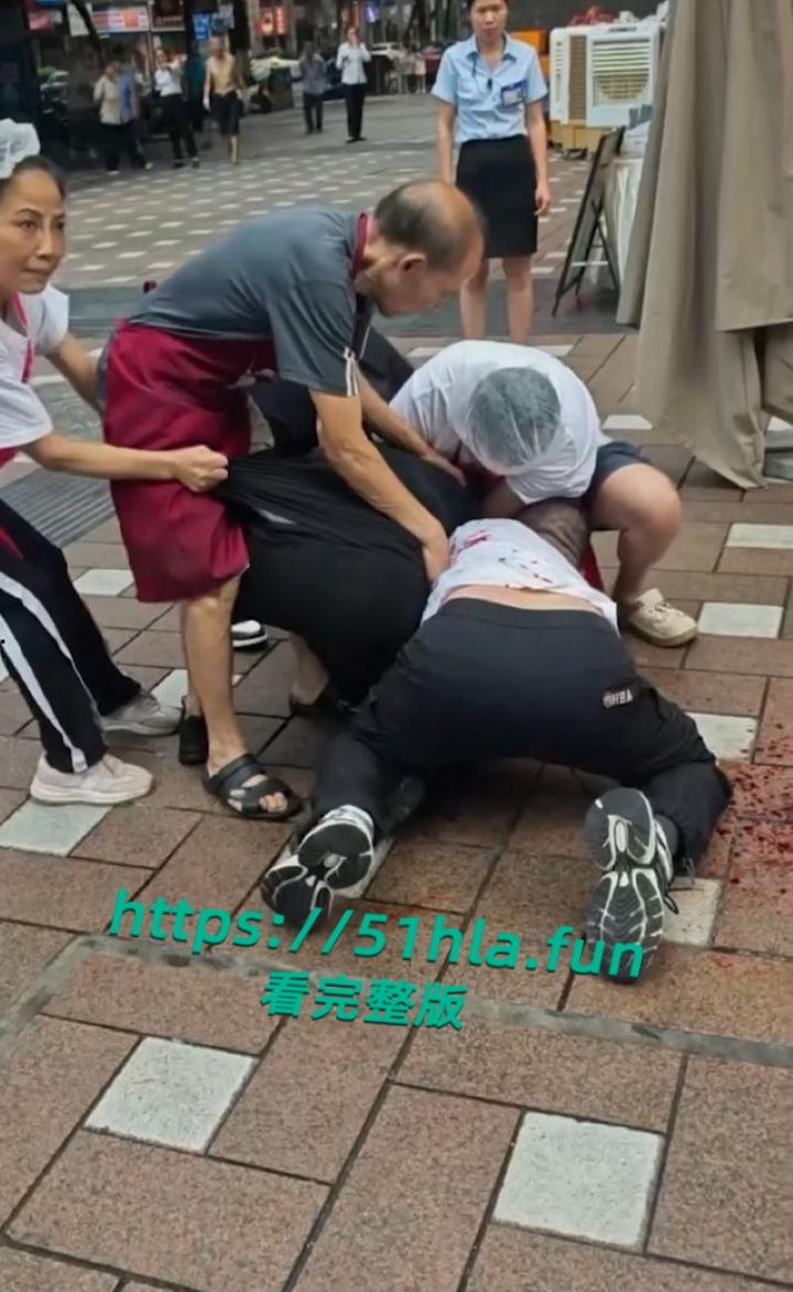 重庆南坪面馆老板抢客引发血腥斗殴持刀互砍,场面混乱血迹四溅,现场完整版视频流出!-5