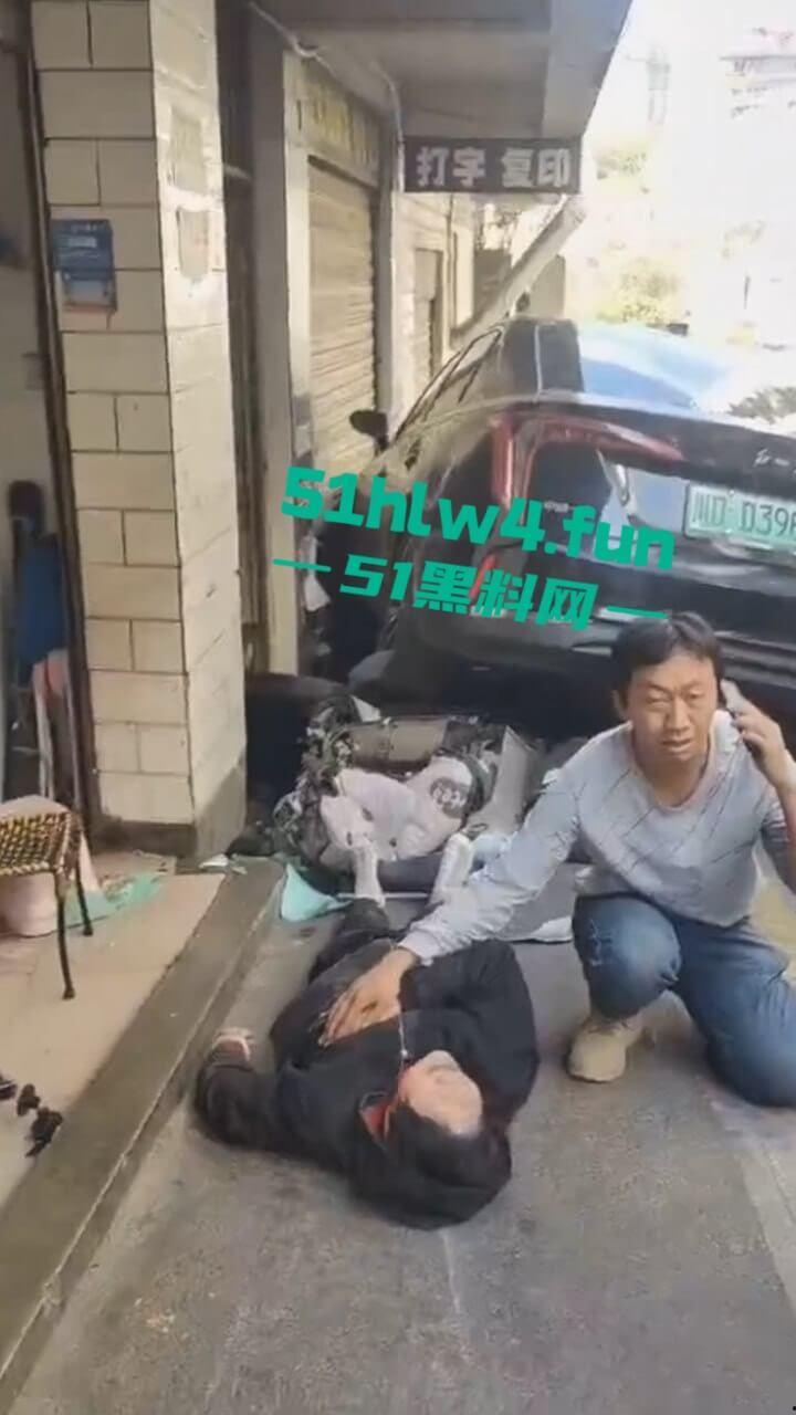 四川女司机驾车失控,撞向路边5名老人导致1死4伤,疑似电车刹车失灵现场视频流出。-1