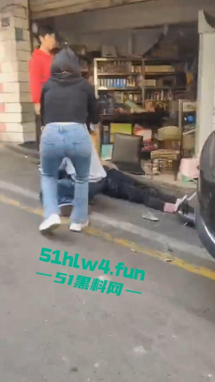 四川女司机驾车失控,撞向路边5名老人导致1死4伤,疑似电车刹车失灵现场视频流出。-6