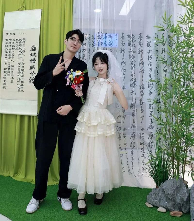 江苏新娘李娜婚礼前夜与前男友告别炮流出 清纯新娘穿着性感婚纱被爆操 骚穴灌满精子与老公参加婚礼 真够离谱-2