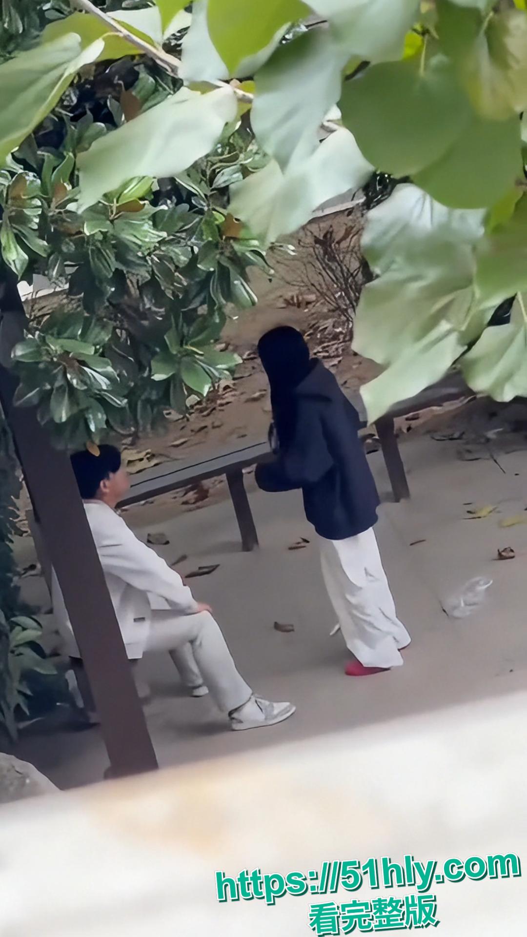 徐州技师学院惊现小情侣户外凉亭激情野战大戏 因太刺激快男同学操了没一分钟秒射-8