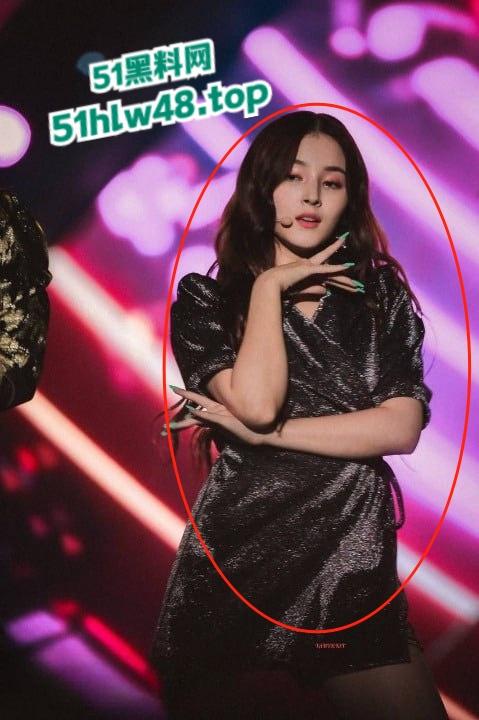 韩女团成员【李承利】后台换衣服被私生饭偷拍,骚奶全露还被同事捏屁股!-5