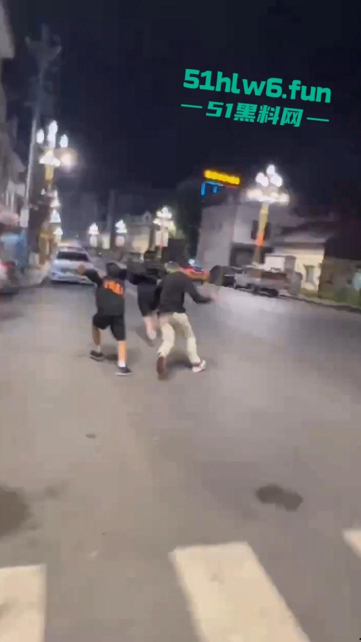 山东实拍精神小伙,当街聚众砍人两名被砍者身中几十刀,其中一人竟抢救无效身亡,目前几位行凶者已被逮捕。-2