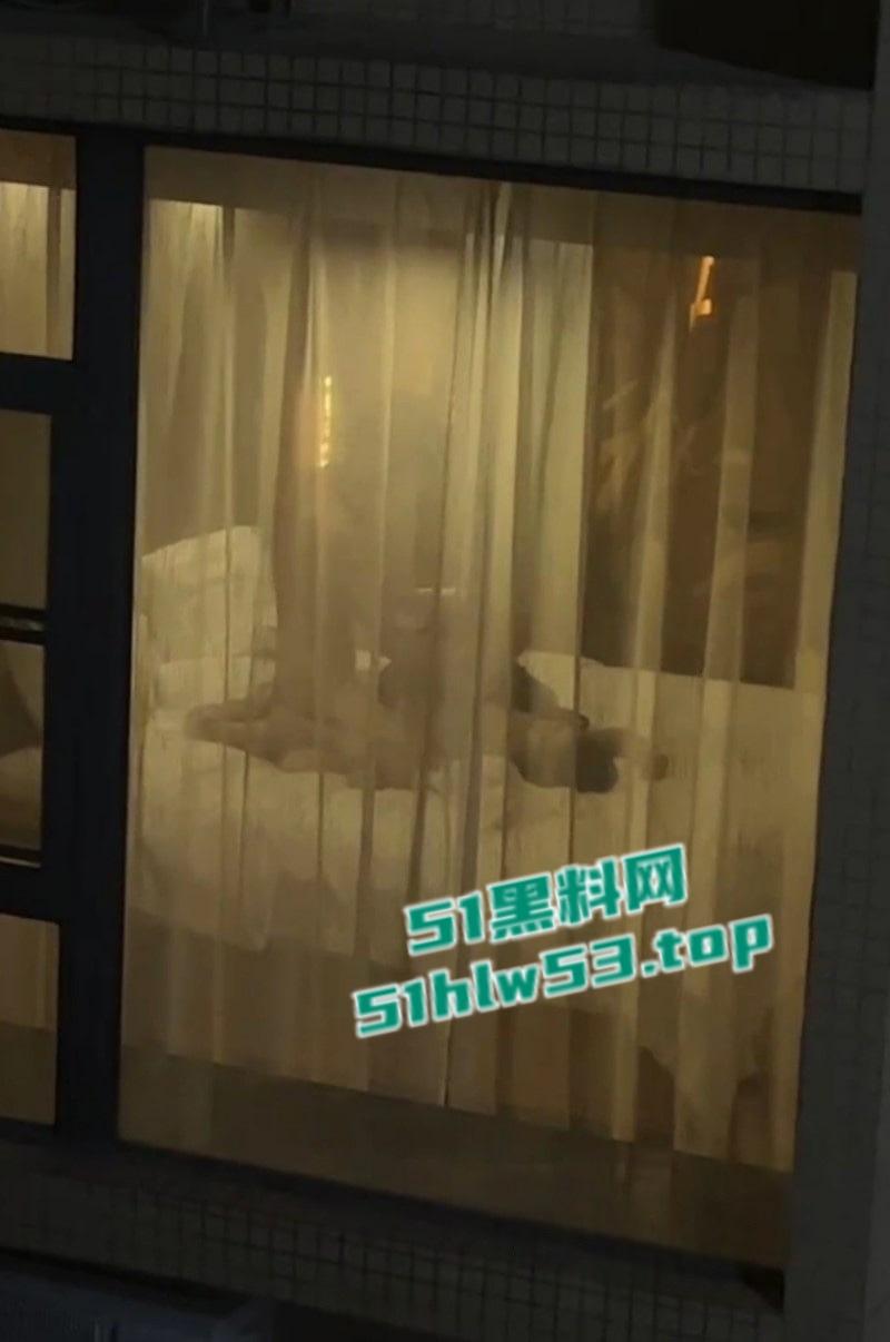 饥渴情侣隔窗激情交合,多体位打桩遭偷拍,妹子身材超火辣,观众比当事人还激动!-1