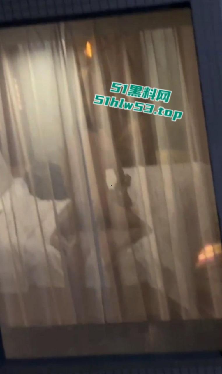 饥渴情侣隔窗激情交合,多体位打桩遭偷拍,妹子身材超火辣,观众比当事人还激动!-4
