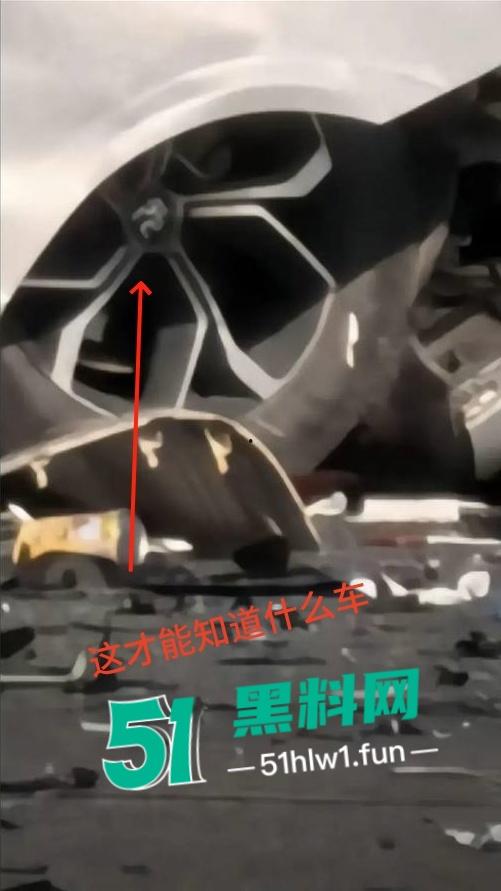 突发惨剧!广东河源一辆比亚迪SUV撞向大货车瞬间解体大货车撞翻,车主女司机高跟鞋头都粉碎了。-11