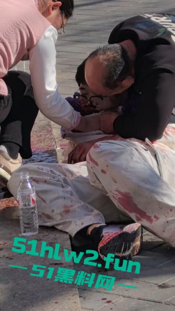 北京顺义区民富街,初中生摔倒被铁棍插中系一商户为防止别人门前停车安置,导致血液喷涌当场死亡。-1