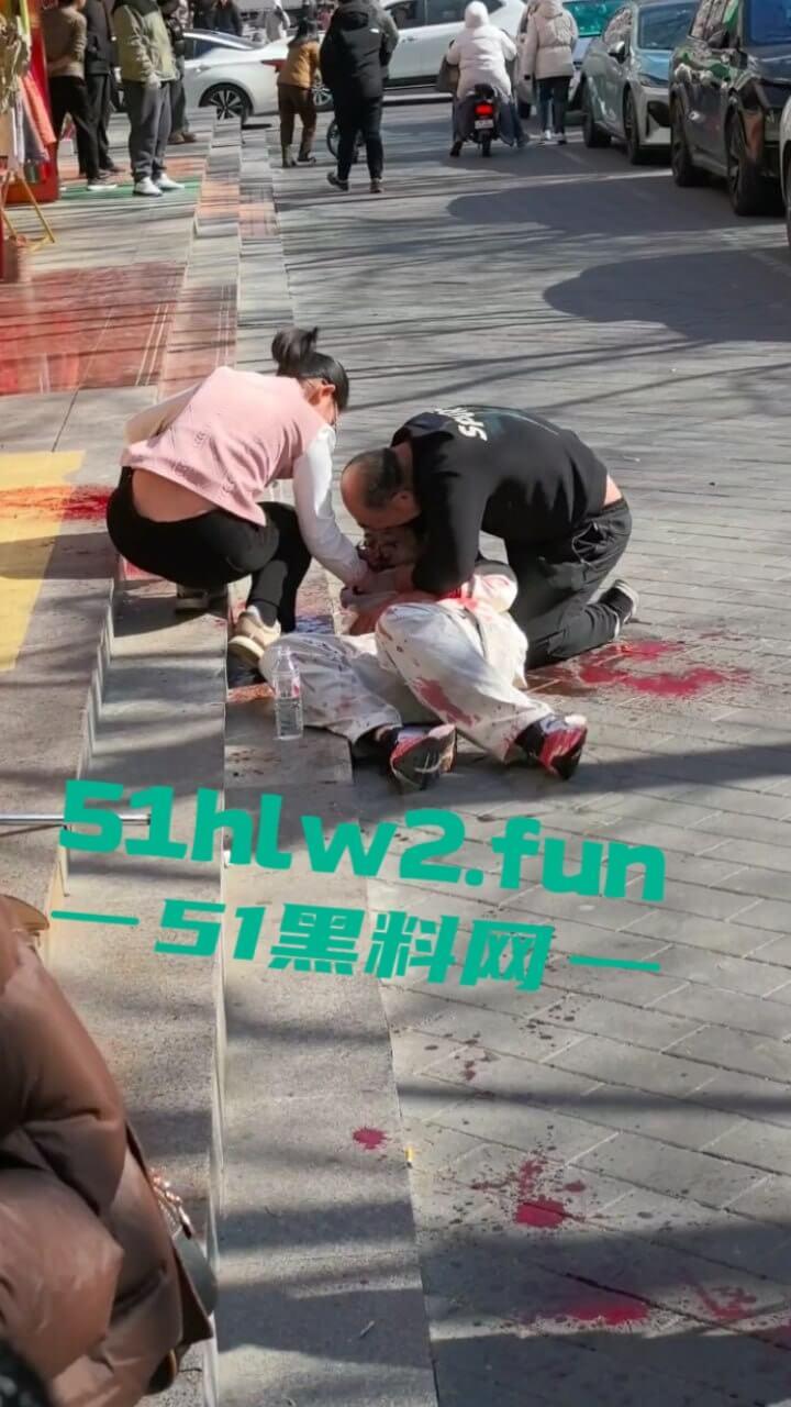 北京顺义区民富街,初中生摔倒被铁棍插中系一商户为防止别人门前停车安置,导致血液喷涌当场死亡。-5