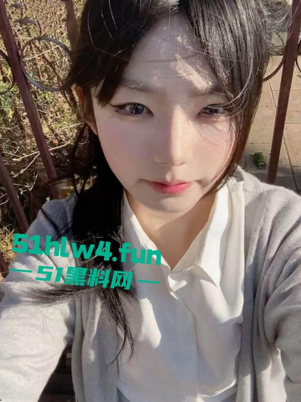 极品邻家学生嫩妹表面甜美乖乖女,私下却是渴望大屌的骚逼,穿白色丝袜足交勾引激情啪啪。-6
