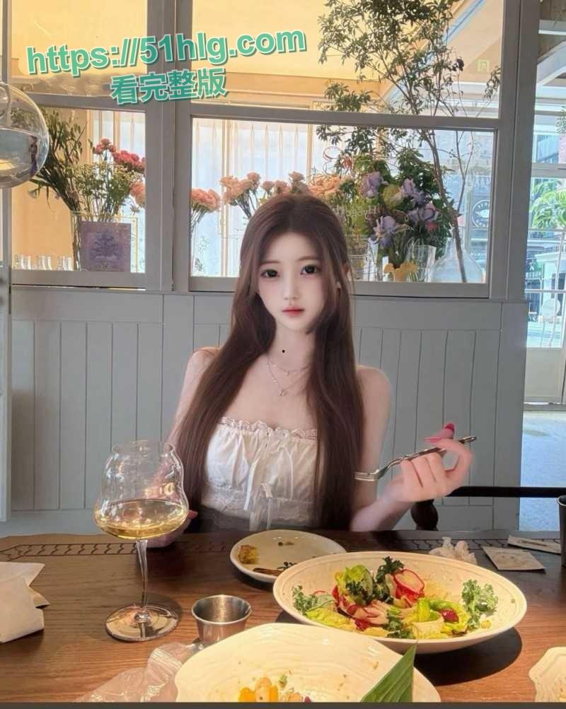 【上海】名媛【刘亚丽】的秘密生活!与金主私房视频火爆全网,性感女仆装、后入狂野,极致诱惑令你血脉喷张-1