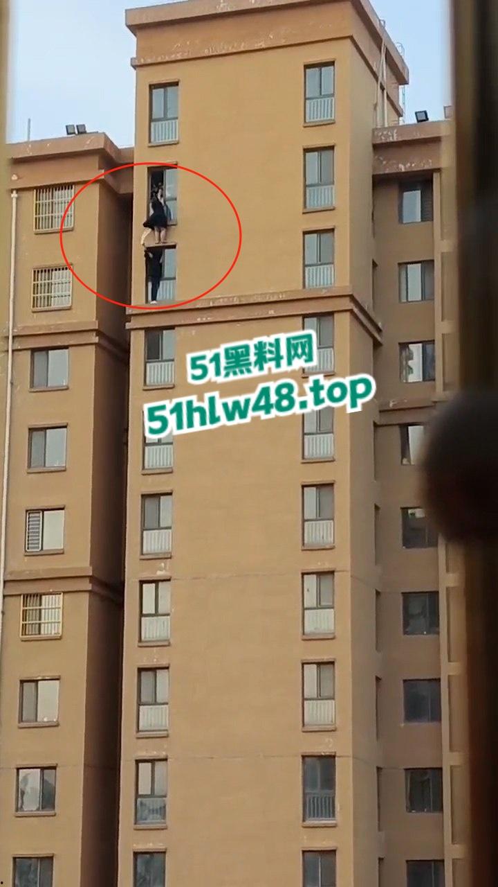 河北定州惊现坦克肉女跳楼,回心转意不跳但四五男人拉不动,女生不幸坠落摔成肉泥!-1