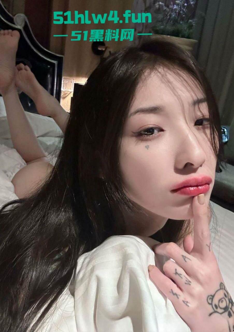 御姐级精神小妹【崔雪】高颜值纹身反差婊,身材纤细腿长逆天细腰翘臀美乳饱满 裸体自拍勾引大哥。-3