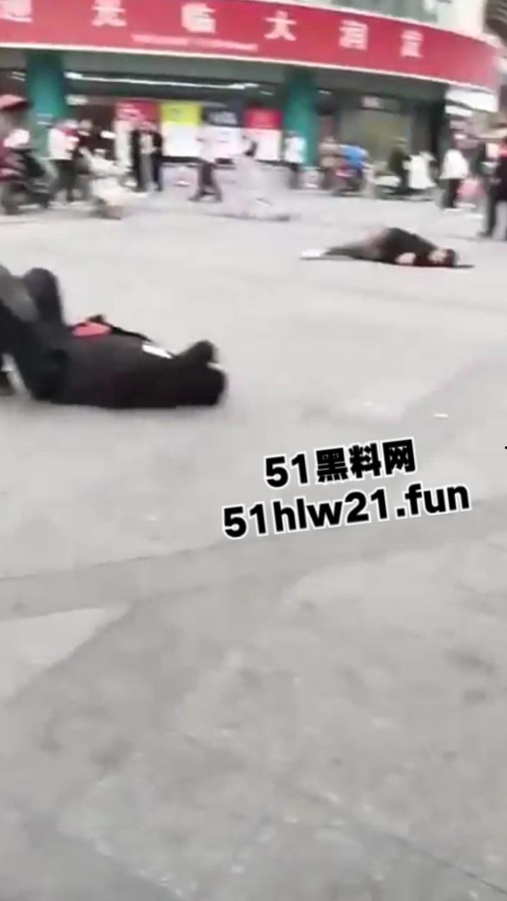 浙江绍兴大唐街道大润发超市门外,发生持刀伤人恶性事件,多名男子浑身是血倒地不起,行凶者疑似报复社会。-4