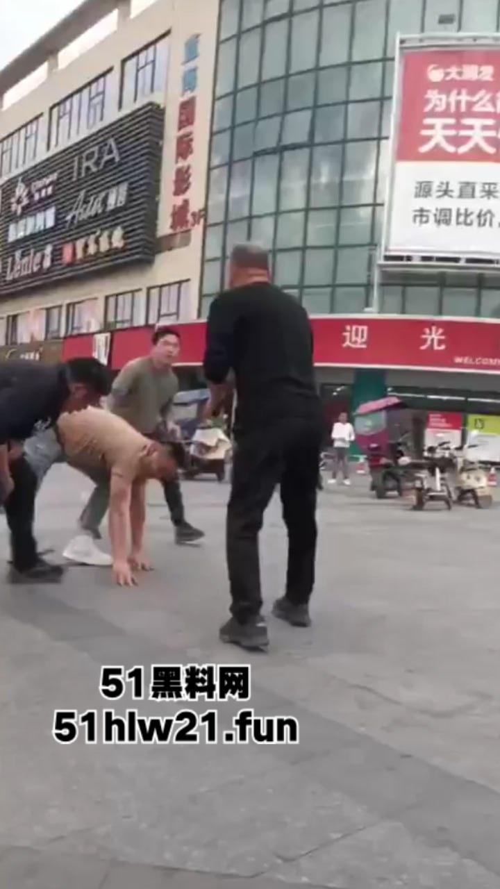 浙江绍兴大唐街道大润发超市门外,发生持刀伤人恶性事件,多名男子浑身是血倒地不起,行凶者疑似报复社会。-10