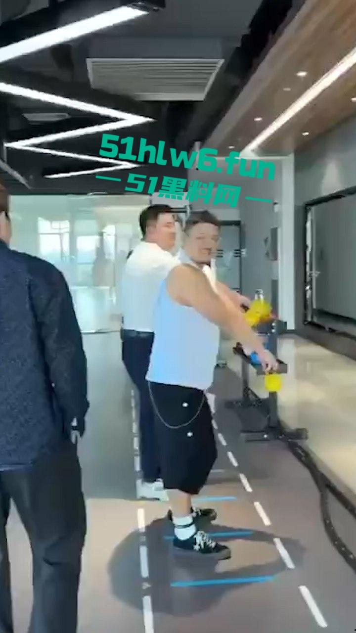 网红博主探访gay圈基佬,花8000体验爆肏膘肥体圆熊版男gay,着实死gay恶心人。-1