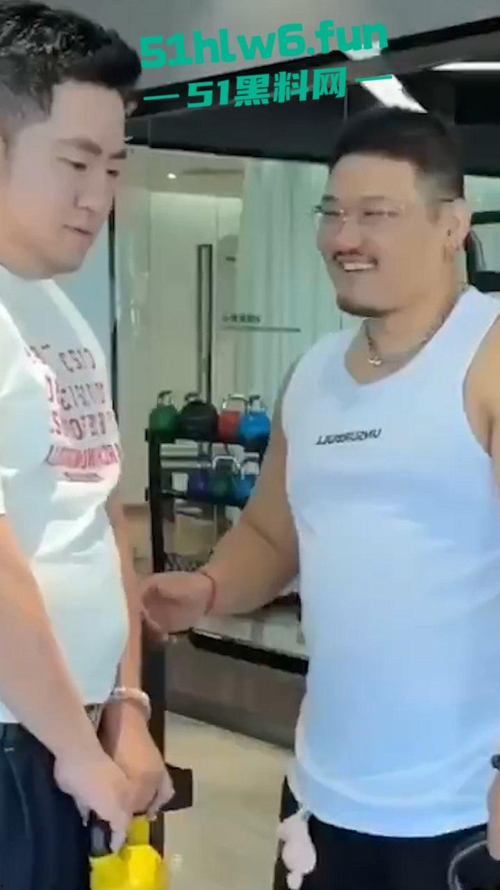 网红博主探访gay圈基佬,花8000体验爆肏膘肥体圆熊版男gay,着实死gay恶心人。-2