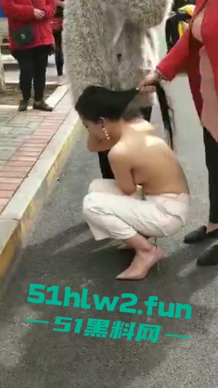 河南服装店长当小三,被原配带姐妹围堵当众扒光衣服,拿出剪刀剪头发颜值身材相当奈斯啊。-1