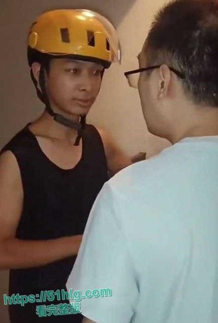 【河南襄阳】一对夫妻贪便宜 买好货退次货 硬逼快递小哥赔钱 争吵到最后被暴怒快递小哥一刀抹脖 当场上演血溅三尺-1