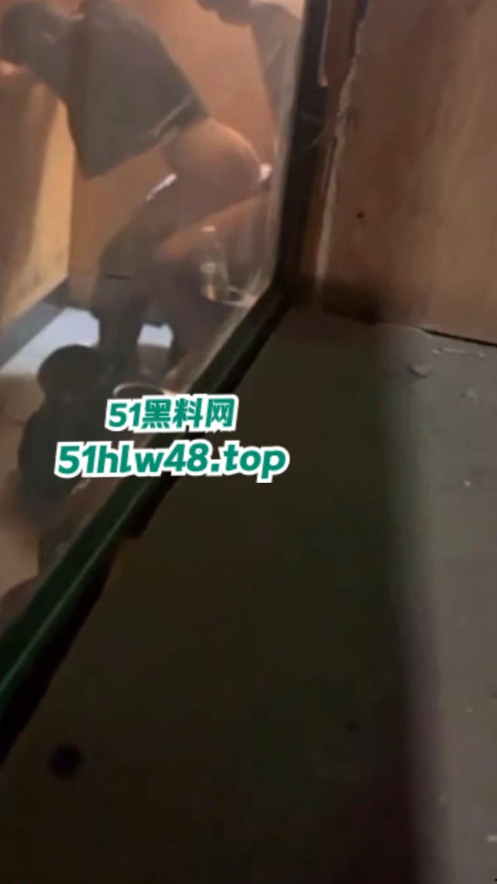 瓜友投稿电影院偷拍操逼,据说女主是没毕业的大学生影院兼职被小主管拿下,小翘臀是真性感啊!-3