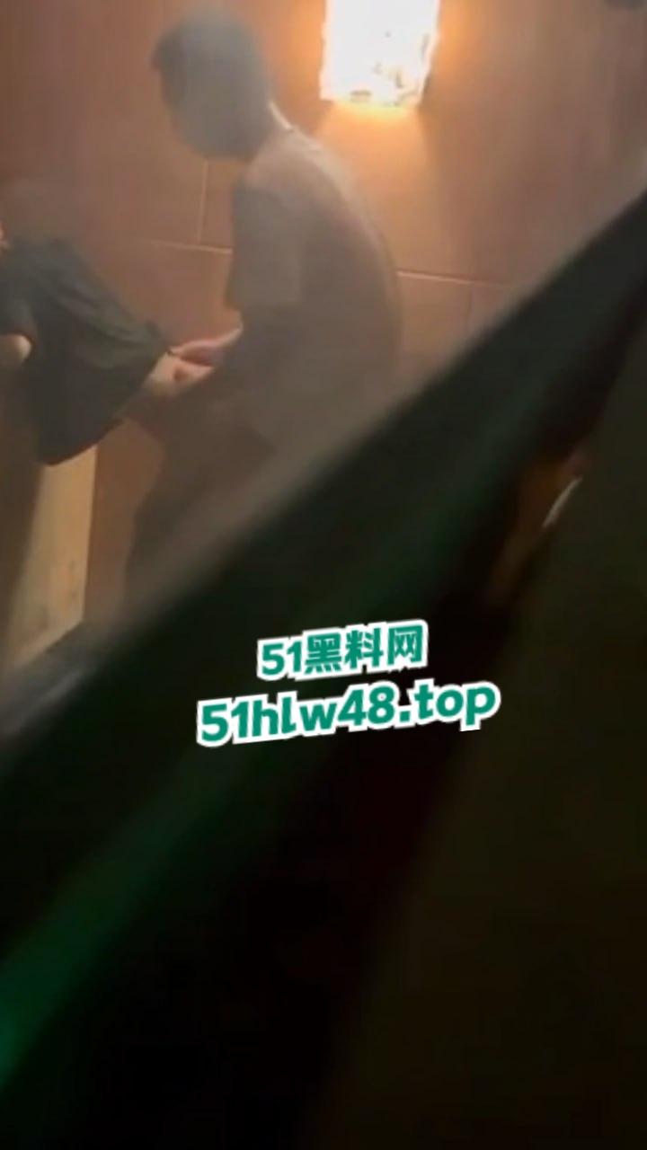 瓜友投稿电影院偷拍操逼,据说女主是没毕业的大学生影院兼职被小主管拿下,小翘臀是真性感啊!-6