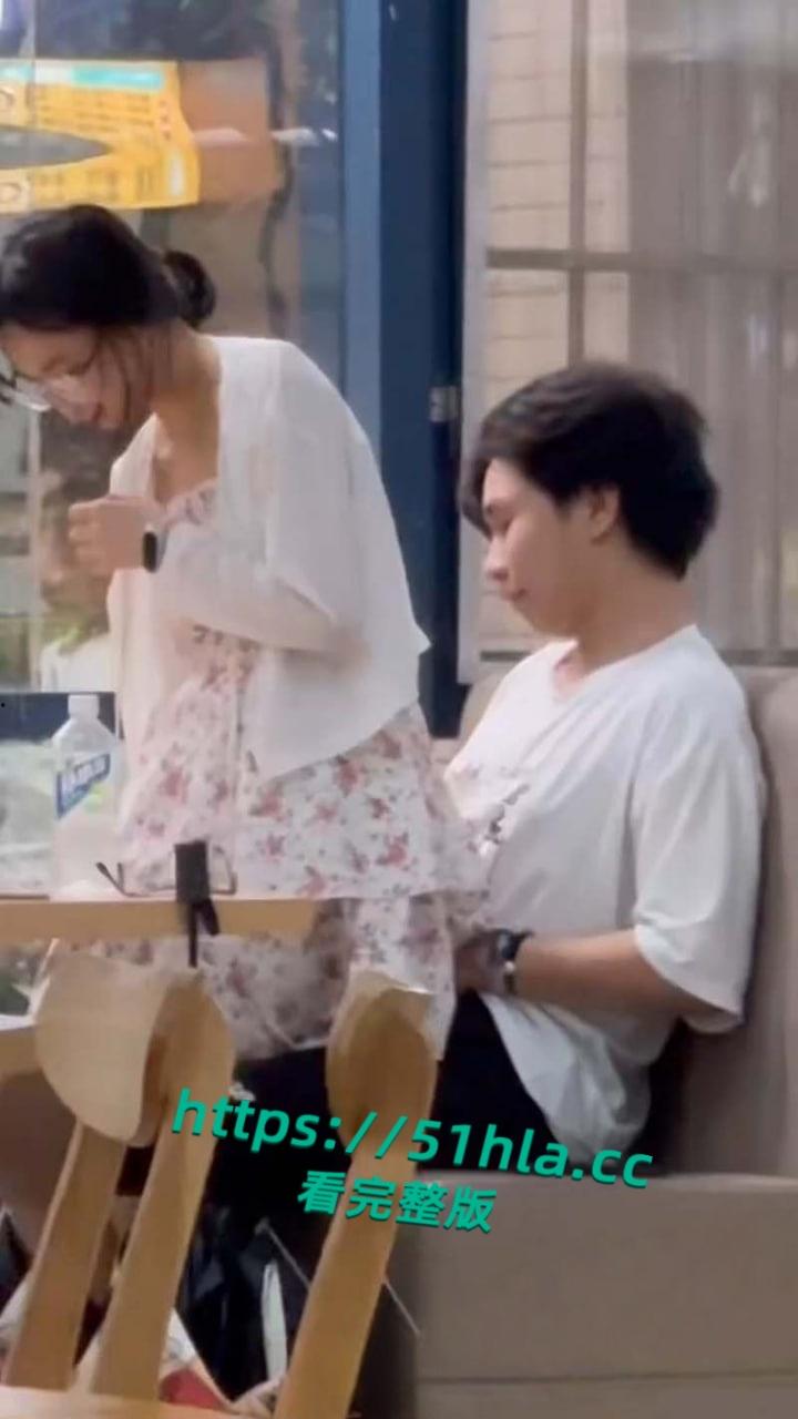 武汉中南民族大学,奶茶店大学生做爱被偷拍,瞄了好久才对准位置,小情侣玩的好刺激啊!-4