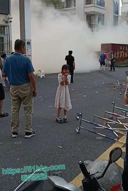 疯狂纵火撞学校!【福建漳州云霄县】司机骇人行径震惊众人,多名学生受伤 现场一片血肉横飞惨象-2