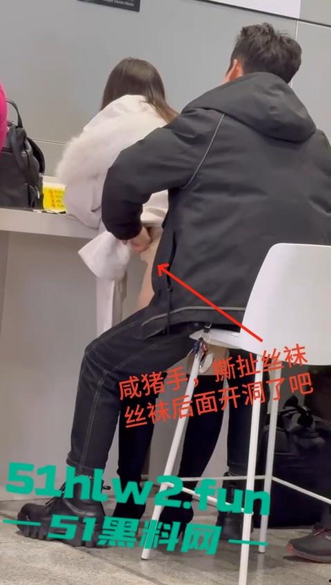 车站候车厅手机充电站惊险一对情侣,不顾周围众人大胆当街做爱视频曝光,这个刺激度也太上头了吧。-3