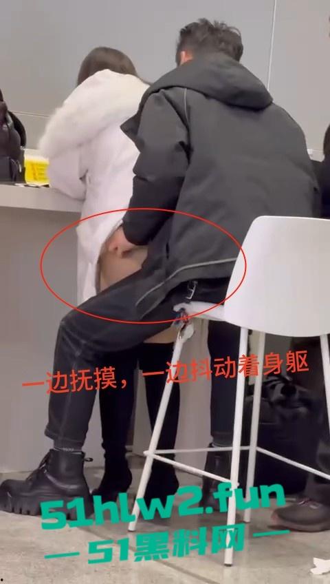 车站候车厅手机充电站惊险一对情侣,不顾周围众人大胆当街做爱视频曝光,这个刺激度也太上头了吧。-4