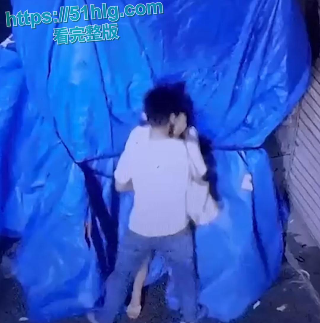 【广州】深夜小区惊现饥渴情侣野战 在监控底下明目张胆上演春宫戏 差点被路过行人发现 玩的就是刺激-1