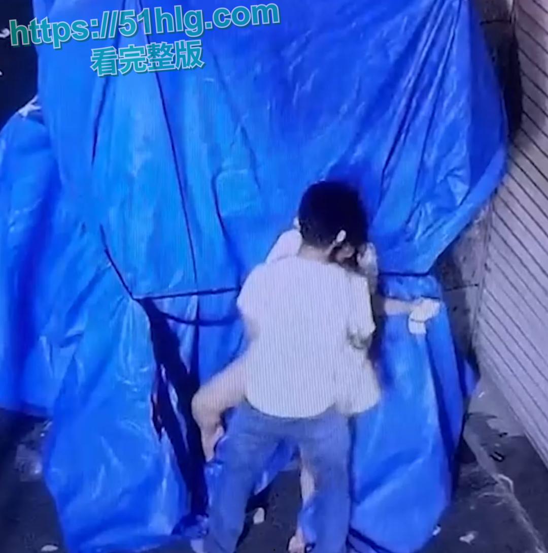 【广州】深夜小区惊现饥渴情侣野战 在监控底下明目张胆上演春宫戏 差点被路过行人发现 玩的就是刺激-3