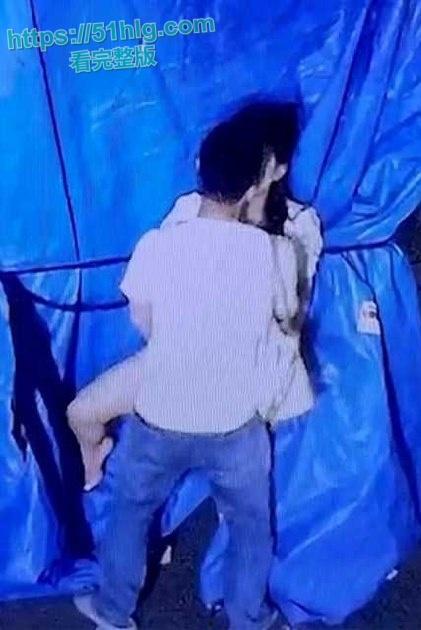 【广州】深夜小区惊现饥渴情侣野战 在监控底下明目张胆上演春宫戏 差点被路过行人发现 玩的就是刺激-5