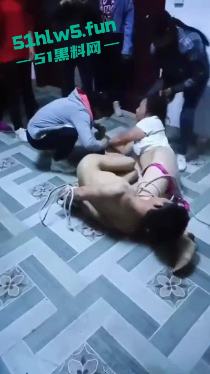 狠人捉奸现场,男子带家人捉奸竟将妻子和情人捆绑,这是要浸猪笼么绑人家属已被刑拘。-5