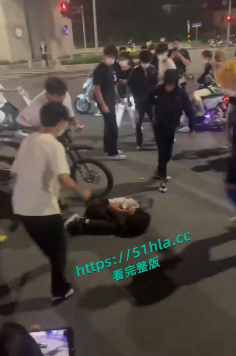 山东临沂五路高架桥下,中鲁石化精神小伙午夜寻仇,多人手持棍棒砸车打人,手段之残忍与畜生无异!-2