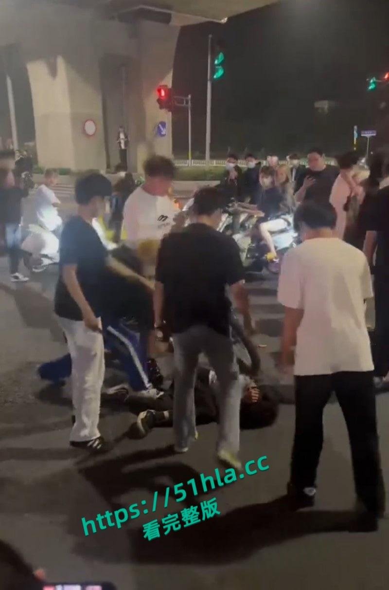 山东临沂五路高架桥下,中鲁石化精神小伙午夜寻仇,多人手持棍棒砸车打人,手段之残忍与畜生无异!-6