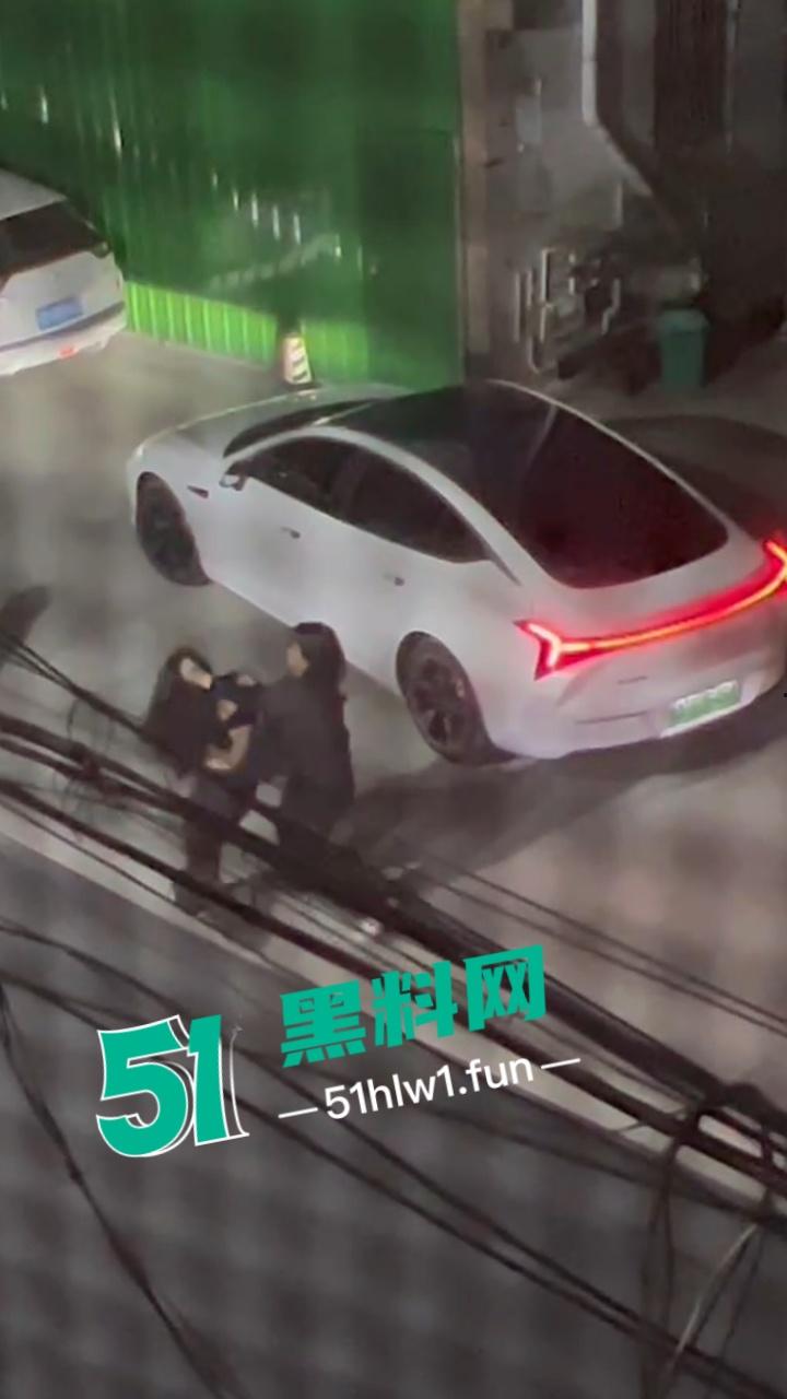 重庆原配大战小三,这小三不好当被原配堵在家楼下,拽头发各种殴打看来是真生气战斗力暴增。-5