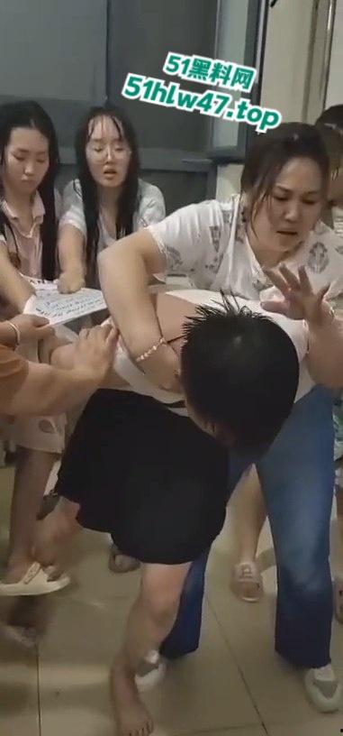 男扮女装的变态,潜入女生楼在厕所偷拍遭翻车被当场活捉,瓜友可真是惨被一群女人围攻。-1