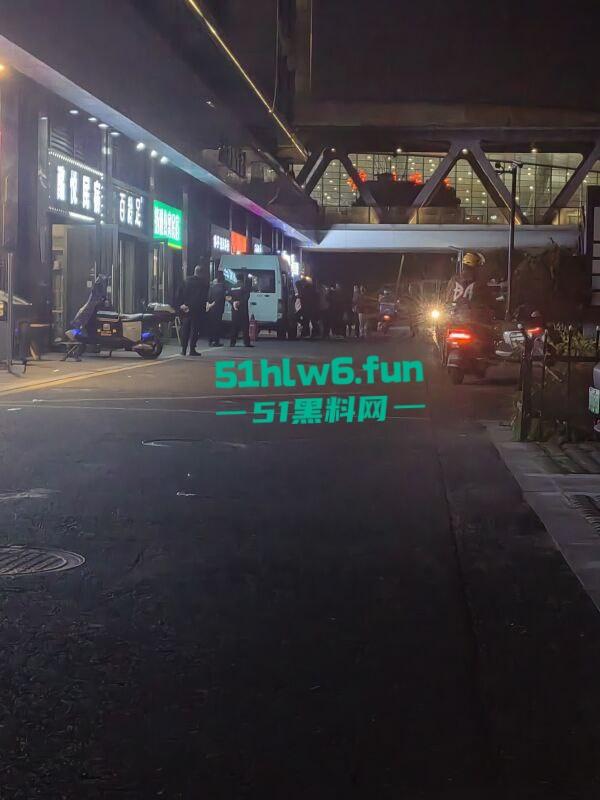 拼刺刀的注意了!浙江杭州一群gay东渡酒店聚众淫乱多男轮操一0被警察突击一窝端。-4